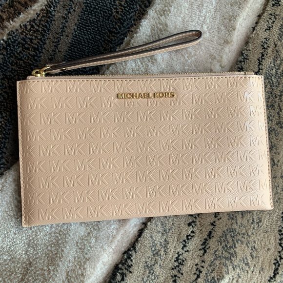 Michael Kors Signature Cluth - Picture 2 of 5